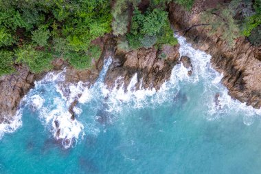 Deniz kıyısına çarpan dalgaların hava görüntüsü, okyanus arka planı.