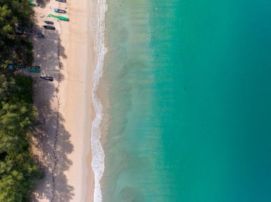 Deniz yüzeyi hava manzarası, kumlu sahile çarpan dalgaların kuş bakışı fotoğrafı, sahil deniz suyu yüzeyi dokusu, deniz kumu arka planı, güzel doğa deniz manzarası, inanılmaz üst manzara plaj arka planı.