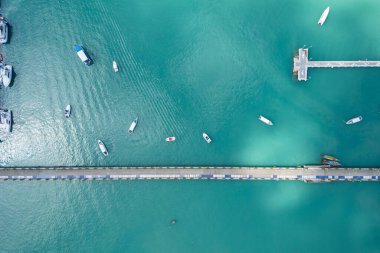 Yat ve yelkenli parkının havadan görüntüsü, liman, ulaşım ve seyahat geçmişi, yaz mevsiminde güzel deniz.