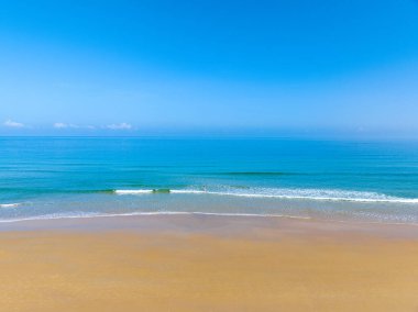 Yaz denizi arka planı, kumlu kıyılara çarpan dalgaların hava görüntüsü, deniz yüzeyi okyanus dalgaları arka plan
