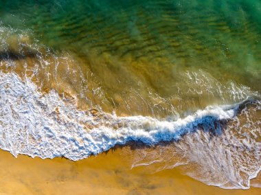 Yaz denizi arka planı, kumlu kıyılara çarpan dalgaların hava görüntüsü, deniz yüzeyi okyanus dalgaları arka plan