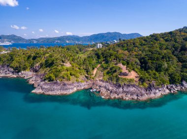 Phuket Tayland 'da dağları olan deniz manzarası, yaz mevsiminde açık denizde güzel deniz manzarası, doğa çevre ve seyahat arka planını kurtardı.