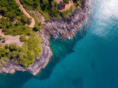 Phuket Tayland 'da dağları olan deniz manzarası, yaz mevsiminde açık denizde güzel deniz manzarası, doğa çevre ve seyahat arka planını kurtardı.