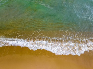 Yaz denizi arka planı, kumlu kıyılara çarpan dalgaların hava görüntüsü, deniz yüzeyi okyanus dalgaları arka plan