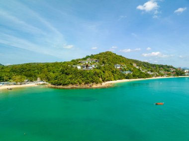 Güzel deniz manzaralı yaz manzarası Phuket Adası Tayland 'da seyahat botları olan deniz manzaralı yaz mevsiminde güzel deniz kıyısı manzaralı