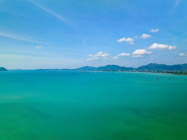 Güzel deniz manzaralı yaz manzarası Phuket Adası Tayland 'da seyahat botları olan deniz manzaralı yaz mevsiminde güzel deniz kıyısı manzaralı