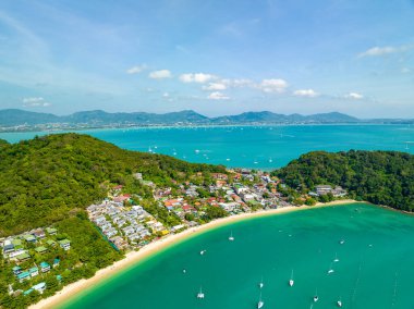 Güzel deniz manzaralı yaz manzarası Phuket Adası Tayland 'da seyahat botları olan deniz manzaralı yaz mevsiminde güzel deniz kıyısı manzaralı