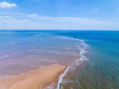 Yaz denizi arka planı, kumlu kıyılara çarpan dalgaların hava görüntüsü, deniz yüzeyi okyanus dalgaları arka plan