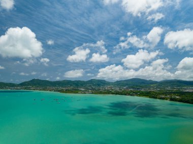 Yaz mevsiminde deniz manzarasının havadan görünüşü deniz manzarası