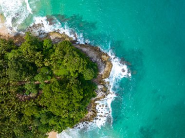 Phuket Tayland 'da dağları olan deniz manzarası yaz mevsiminde açık denizde güzel deniz manzarası dalgalar kıyı kayalarına çarpıyor.
