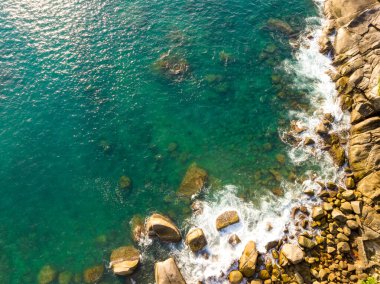Phuket Tayland 'da dağları olan deniz manzarası, yaz mevsiminde açık denizde güzel deniz manzarası, doğa çevre ve seyahat arka planını kurtardı.