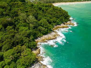 Phuket Tayland 'da dağları olan deniz manzarası, yaz mevsiminde açık denizde güzel deniz manzarası, doğa çevre ve seyahat arka planını kurtardı.