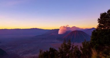 Güneş doğarken Bromo Dağı volkanı Bromo Tengger Semeru Ulusal Parkı 'ndaki Penanjakan Dağı' nın tepesinden Doğu Java, Endonezya. Doğa manzarası, Timelapse manzarası.