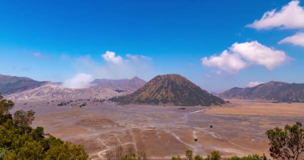 晴れた日の素晴らしいブロモ火山 ブロモンテンガーセメル国立公園 東ジャワ インドネシアのマウンテンペナンジャンカンの驚くべき景色の背景 タイムラプスショット — ストック動画