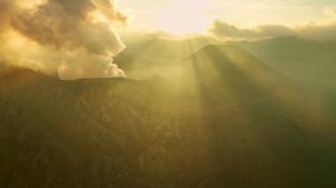 Güneş doğarken Bromo Dağı 'nın, Bromo Çerçeve Ulusal Parkı' ndaki Penanjakan 'ın, Endonezya' nın doğusundaki muhteşem Bromo Dağı 'nın hava manzarası.