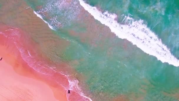 海浪的海面高质量的视频鸟瞰 无人机顶部的海浪在沙滩上冲撞 — 图库视频影像