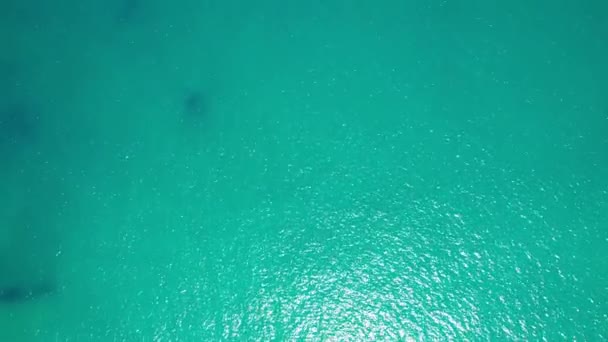 波海水面高品質のビデオバードの視界 砂浜で衝突するドローントップビューの波 — ストック動画