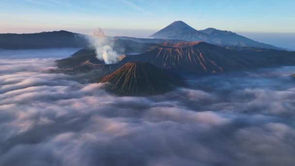 日の出の空の間に驚くべきブロモ火山 ブロモンテンガーセメル国立公園 東ジャワ インドネシアの美しい山のペナンカンを眺める 自然の風景の背景 — ストック動画
