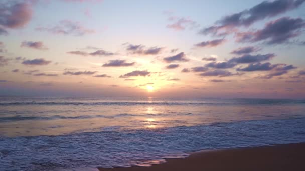 Schöner Himmel Sonnenuntergang Oder Sonnenaufgang Über Der Meeresoberfläche Schöne Welle — Stockvideo