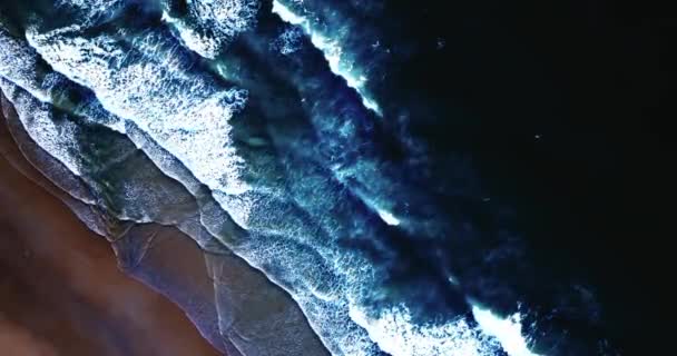 Hermosa Superficie Del Mar Increíbles Olas Marinas Que Estrellan Rocas — Vídeos de Stock