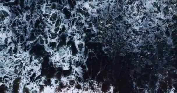 Piękna Powierzchnia Morza Niesamowite Fale Morskie Rozbijają Się Skałach Krajobraz — Wideo stockowe