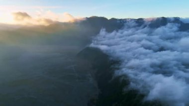 Güneş doğarken Bromo Dağı 'nın, Bromo Çerçeve Ulusal Parkı' ndaki Penanjakan 'ın, Endonezya' nın doğusundaki muhteşem Bromo Dağı 'nın hava manzarası.