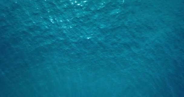 エアリアルビュートップ 決して無限の海面ビュー自然の海の波の背景 — ストック動画