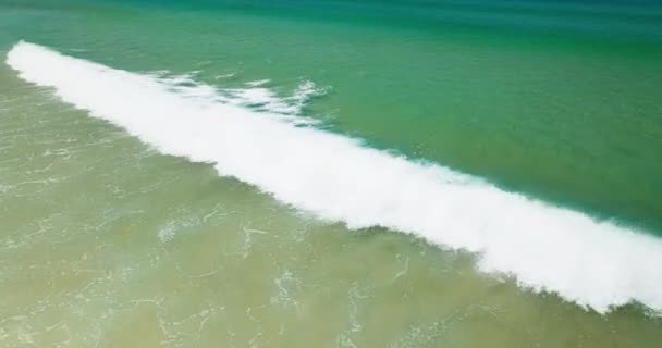 Удивительные Волны Обрушились Песчаный Берег Пляже Пхукет Таиланде Пляж Мбаппе — стоковое видео