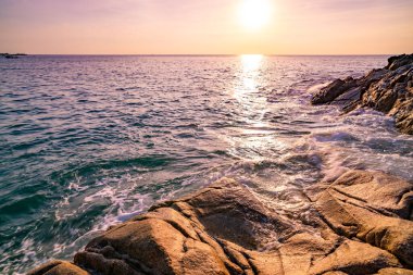 Manzara Gökyüzündeki görkemli bulutların uzun pozu gün batımı ya da deniz üzerindeki gün doğumu, güzel deniz manzarası, doğanın inanılmaz ışığı günbatımı ya da gündoğumu gökyüzü