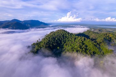 Güneşin doğuşu ya da batışı dağların tepelerinde sisle kaplı, hava manzaralı insansız hava aracı güzel renkli bir arka plan çekti.