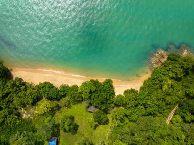 Phuket Tayland 'da dağları olan deniz manzarası, yaz mevsiminde açık denizde güzel deniz manzarası, doğa çevre ve seyahat arka planını kurtardı.