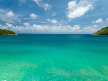 Yaz mevsiminde açık denizde güzel bir deniz manzarası, Doğa Çevre ve Seyahat arka planı, inanılmaz deniz arka planı.