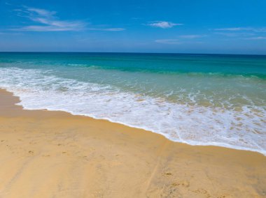 Güneşli bir günde kumlu kıyıya vuran dalgaların hava görüntüsü, deniz yüzeyi dalgaları arka plan, Top view plaj arka plan, Phuket Tayland