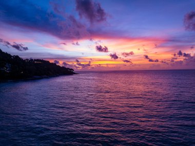 Hava manzaralı günbatımı gökyüzü deniz üzerinde, Doğa lşığı Günbatımı ya da okyanus üzerinde gün doğumu, renkli dramatik manzara gökyüzü, akşam gökyüzünde inanılmaz bulutlar ve dalgalar, Güzel ışık arka plan