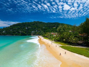 Yaz mevsiminde açık denizde güzel Phuket Sahili doğa manzarası, Doğa Çevre ve Seyahat arka planı, İnanılmaz deniz arka planı, Phuket Tayland