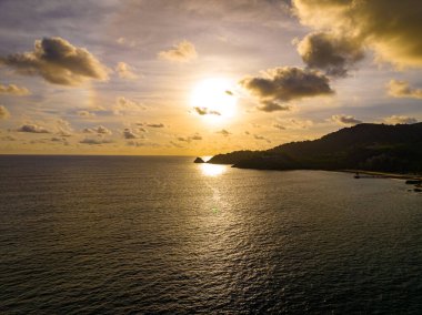 Hava manzaralı günbatımı gökyüzü deniz üzerinde, Doğa lşığı Günbatımı ya da okyanus üzerinde gün doğumu, renkli dramatik manzara gökyüzü, akşam gökyüzünde inanılmaz bulutlar ve dalgalar, Güzel ışık arka plan
