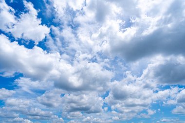 Yaz mevsiminde güzel bir gökyüzü, bulutların ve mavi gökyüzünün muhteşem manzarası, doğa bulutlarının gökyüzü arka planı.