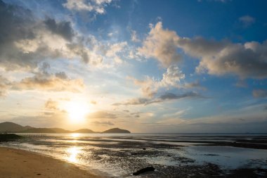 Gökyüzündeki rengarenk bulutlar gün batımında ya da gün doğumunda tropikal denizde yansıyan yansıma, güzel manzara, doğanın inanılmaz ışığı, tabiat arka planı.