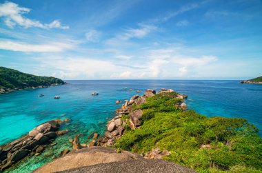 Similan Adaları 'nda kumlu sahillere dalgaların çarptığı güzel bir sahil. Similan 8 numaralı tropik deniz adası. Similan Ulusal Parkı, Phang nga Tayland.