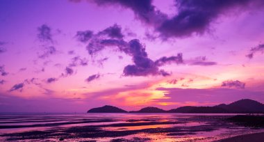 Doğa manzarası güzel Gün batımı ya da deniz üzerinde gün doğumu, renkli manzara Gökyüzü, inanılmaz gökyüzü rengarenk ışık bulutu arkaplan