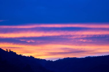 Gökyüzündeki rengarenk bulutlar gün batımında ya da gün doğumunda tropikal denizde yansıyan yansıma, güzel manzara, doğanın inanılmaz ışığı, tabiat arka planı.