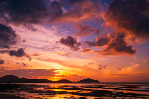 Doğa manzarası güzel Gün batımı ya da deniz üzerinde gün doğumu, renkli manzara Gökyüzü, inanılmaz gökyüzü rengarenk ışık bulutu arkaplan