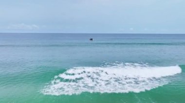 Tayland 'daki Phuket Sahili' nde kumlu sahile vuran inanılmaz dalgalar.