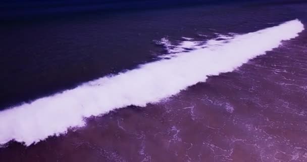 Nanılmaz Kara Dalgalar Kumlu Kıyılara Çarpıyor — Stok video