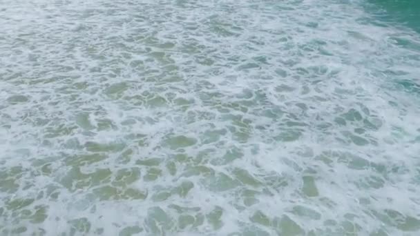 Nanılmaz Kara Dalgalar Kumlu Kıyılara Çarpıyor — Stok video