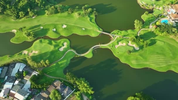 Flygfoto Över Vackra Gröna Golffält Fairway Och Putting Green — Stockvideo