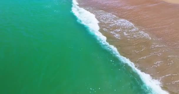 Gelombang Menakjubkan Menerjang Pantai Berpasir Pantai Phuket Thailand Pantai Yang — Stok Video