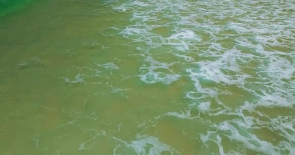 Surpreendentes Ondas Batendo Costa Arenosa Phuket Beach Tailândia Bela Praia — Vídeo de Stock