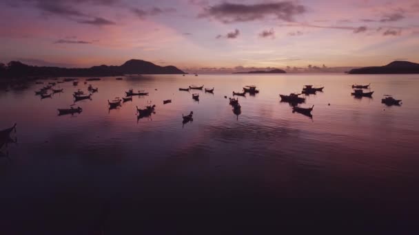 Вид Воздуха Красивый Восход Солнца Над Рыбацкими Лодками Красивое Отражение — стоковое видео
