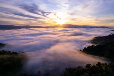 Güneşin doğuşu ya da batışı dağların tepelerinde sisle kaplı, hava manzaralı insansız hava aracı güzel renkli bir arka plan çekti.